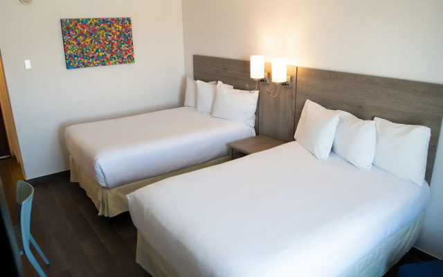 Hotel Mesaluna Near American Consulate