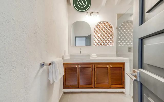 Oceanview 2 BR Unit- Steps Away From Beach - Pool