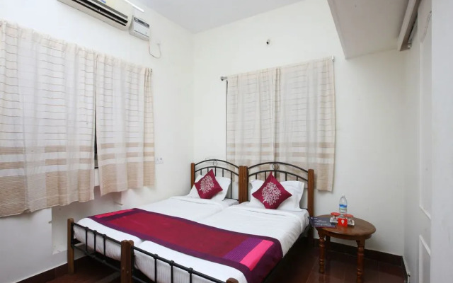 OYO Home 10497 Compact 2BHK Pondy White Town