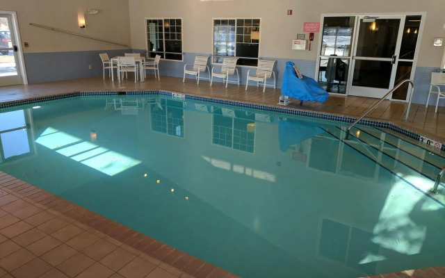 Country Inn & Suites by Radisson, Chippewa Falls, WI