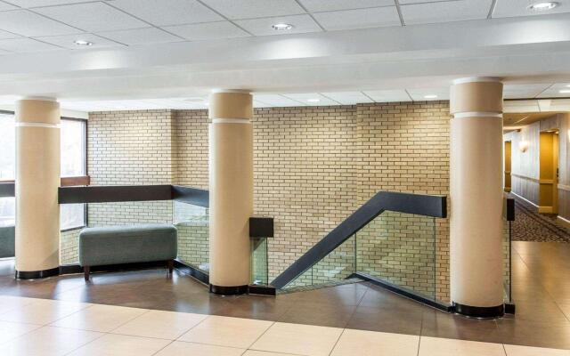 Clarion Hotel & Suites BWI Airport North