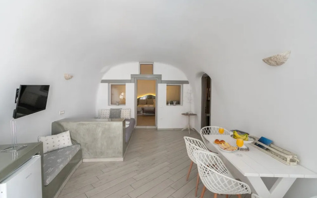 Beautiful 4-bed Cave House Near Fira, Private Pool