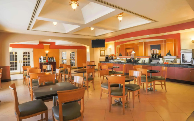 La Quinta Inn & Suites by Wyndham Islip - MacArthur Airport