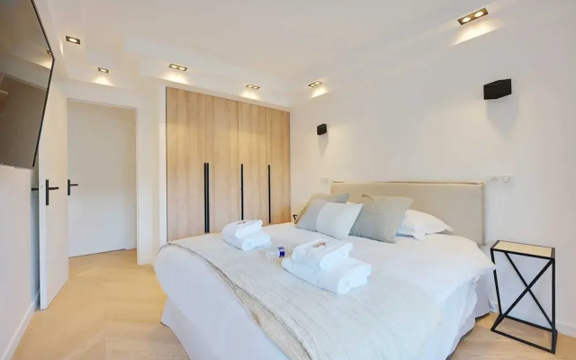 Charming Apt With AC & Balcony