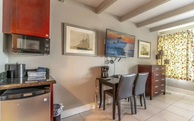215 Little Harbor Inn