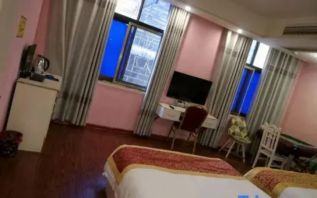 Qidong Baolian Fashion Inn
