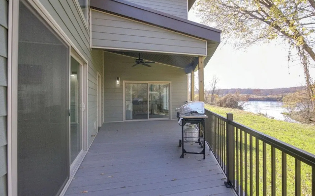 Pet-friendly Cotter Retreat w/ Deck & Gas Grill!