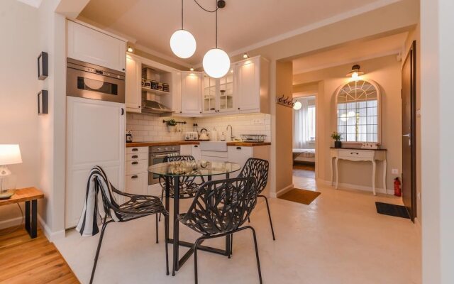 FM Luxury 2-BDR Apartment - Ccoellie