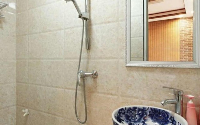 Fenghuang Nanmu Inn 1