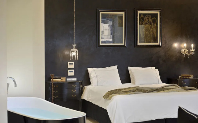 Alto Psyrri Penthouse by K&K
