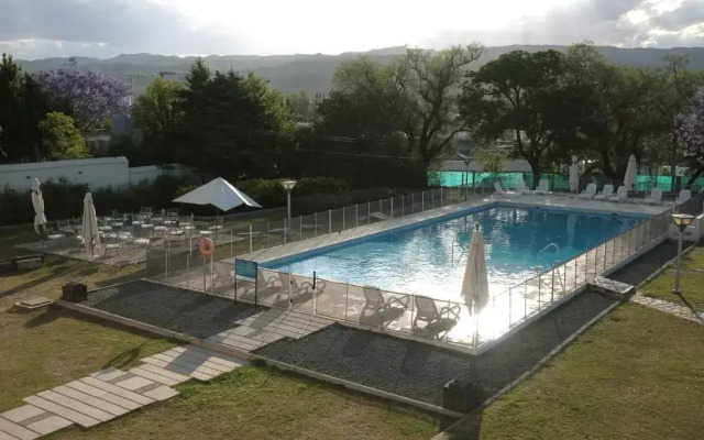 Howard Johnson by Wyndham Sierras Hotel and Casino