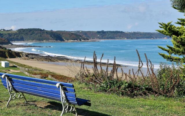 Charming 17th century house, beautiful garden, in Huelgoat