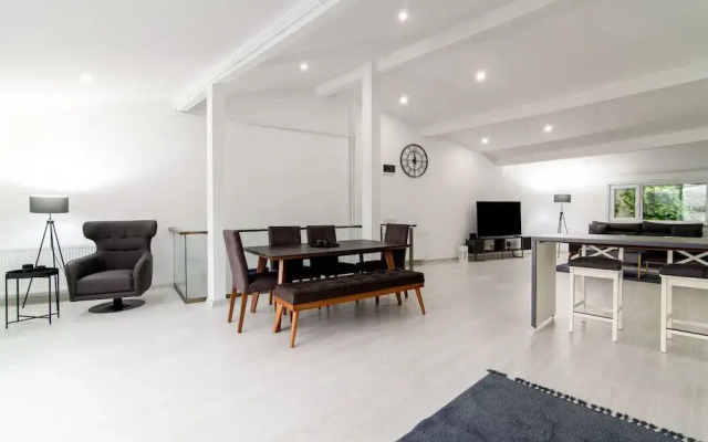 Sleek House With a Lovely Terrace in Besiktas