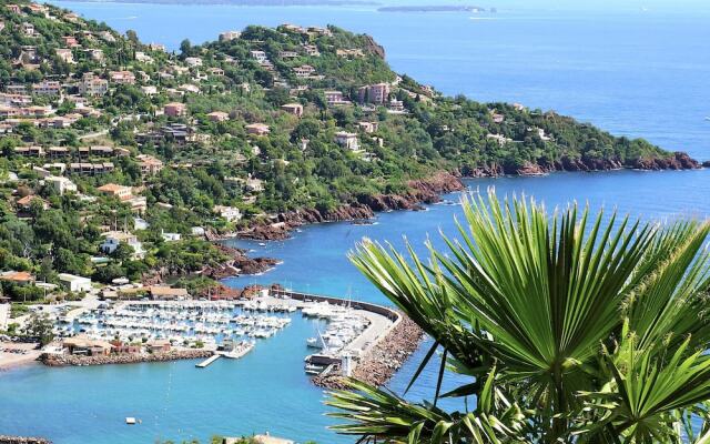 Modern Apartment in Juan-les-pins With Large Pool