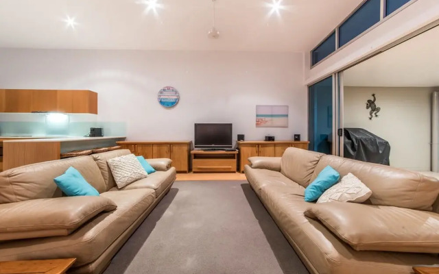 Azure Seas Executive - Airlie Beach