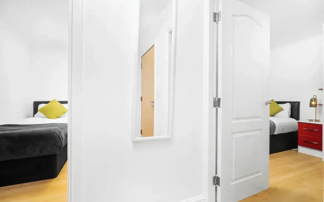 Cosy 2 bed Apt With Free Parking by Oldbury