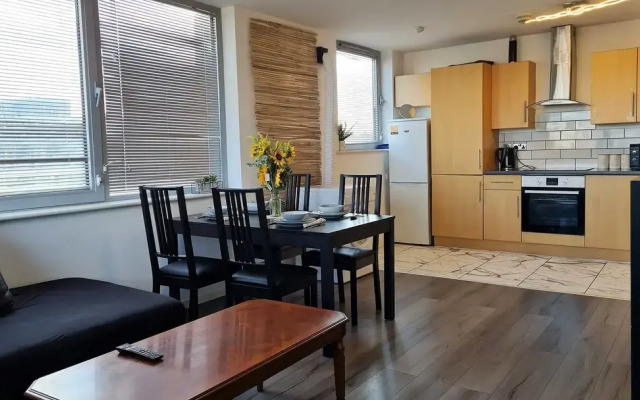 2 bedroom Central Flat with Parking