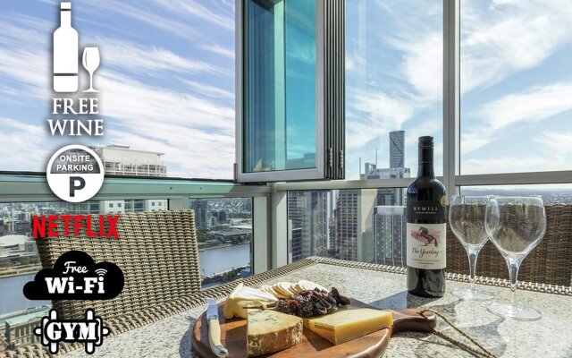 2BR Epic Views CBD 2 Cars Pool Wine Gym Netflix