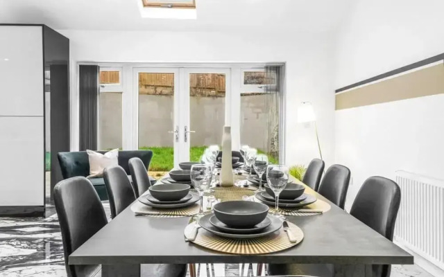 Elegant 5 Bedroom House/free Parking/yard
