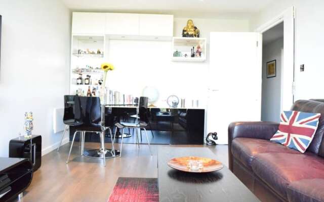 East London 2 Bed Flat With Balcony