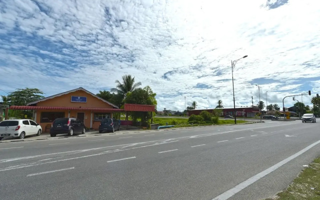 OYO 90561 Awan Biru Motel