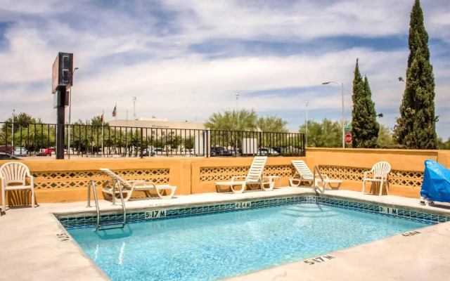 Econo Lodge University