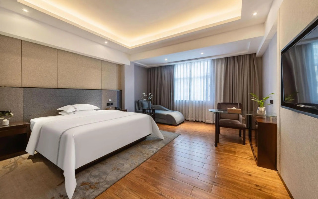 Huayan Hotel (Maoming Shuidong Huijing Plaza)