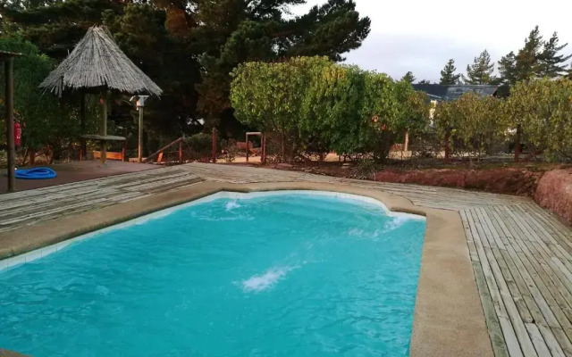 lodge con piscina privada, parcela de campo.