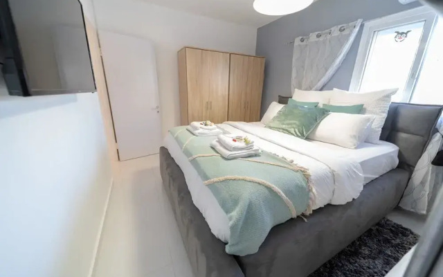Stunning 3BR Apt - Prime Location - Yalarent