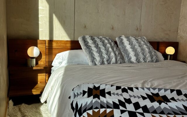 Yellowstone Peaks Hotel