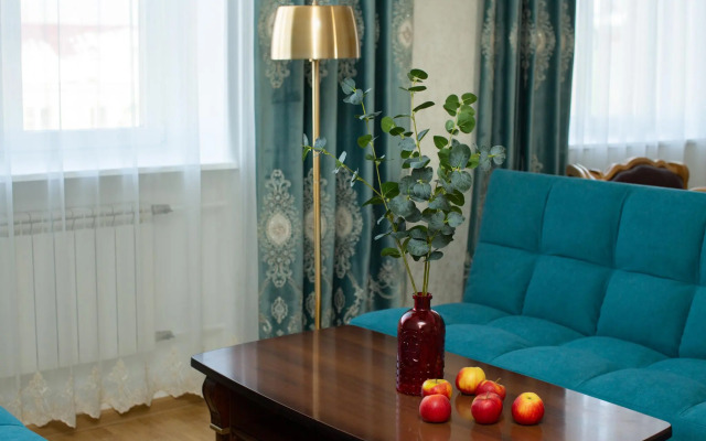 Гости на улице Ленина