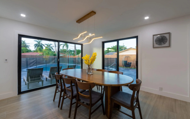 Cozy New Villa w/Cool Cabana+Fire Pit & Games