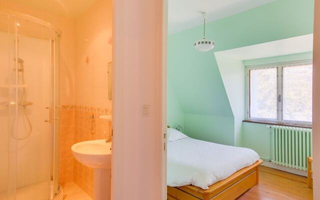 Spacious Holiday Home near Forest in Auvergne