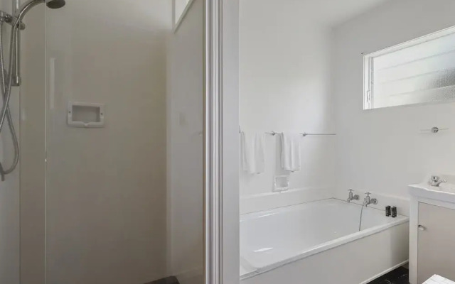Dazzling Mairangi Bay Retreat Sea Views