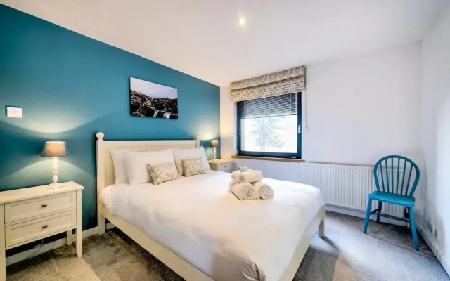 JOIVY New Town 3bed/2bath Apt With Free Parking & Lift!