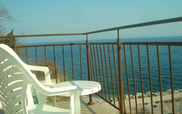 Guest House Ianis Paradise