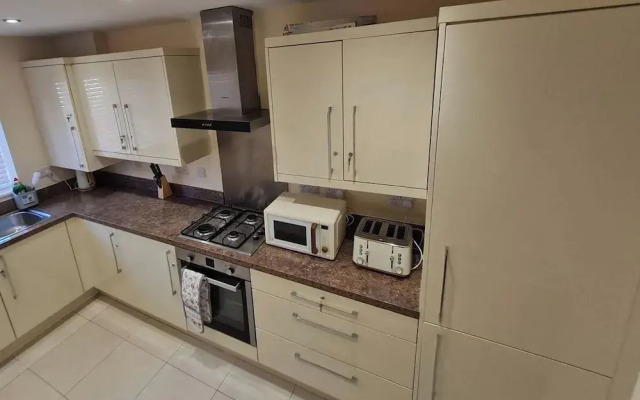 Spacious 3-bed House - Sleeps 8, Garden & Parking