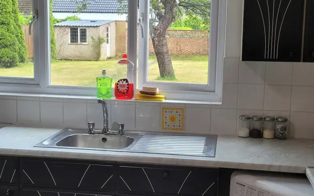 Charming Luton Apartment Retreat