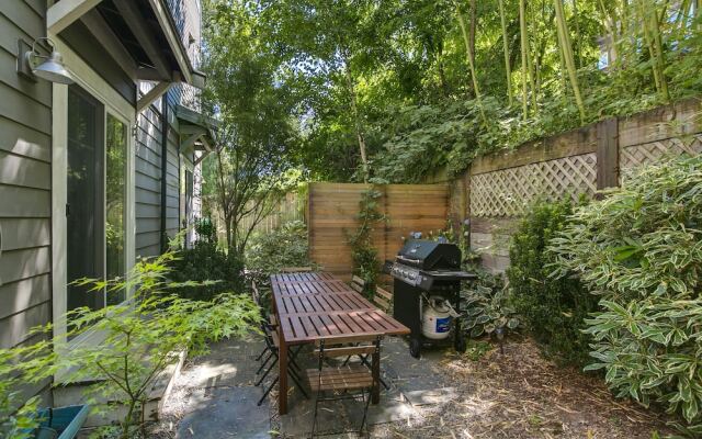 Seattle Vacation Home: The Library