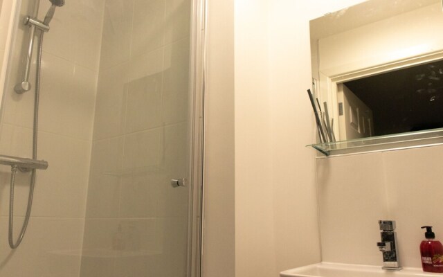 Livestay - 2 Bed 2 Bath Minutes From Heathrow