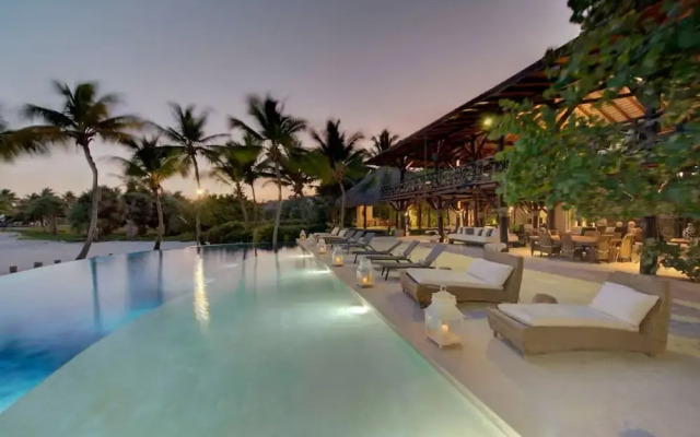 6 BR Beachfront Lush Oasis