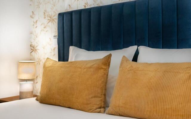 Low Cost Parking - Private Garden - Almada 392