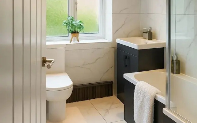 East Manchester 2-beds, Sleeps 4 With Parking