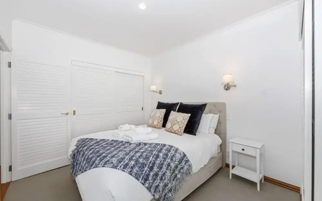 Elegant 2BR Princes Wharf Apartment