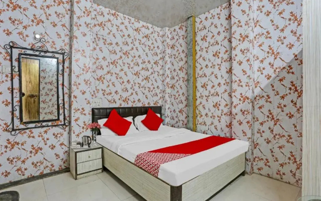 OYO Flagship 80682 Hotel Golden Residency