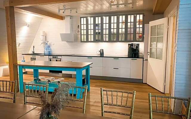 Saarj¿e puhkemaja tuba koos hommikus¿¿giga