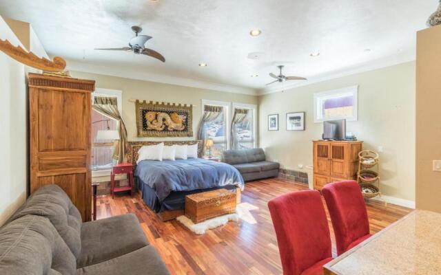 Lotus Mountain Suites West Suite