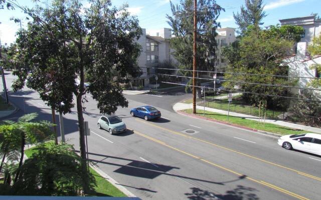 Next to Four Season Hotel, Luxury Apartment