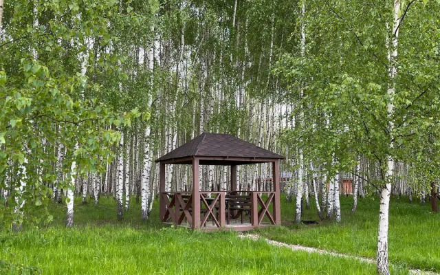 Дом Шелуха (Sheluha House) с сауной у пруда
