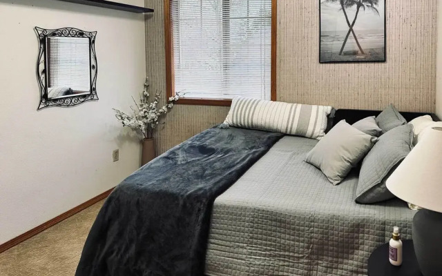 Charming Vancouver Home - Patio & Fire Pit!